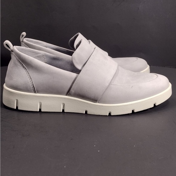 Ecco  Women’s Gray Slip-On Shoes size 6 pre
Owned Exellent condition main image 4